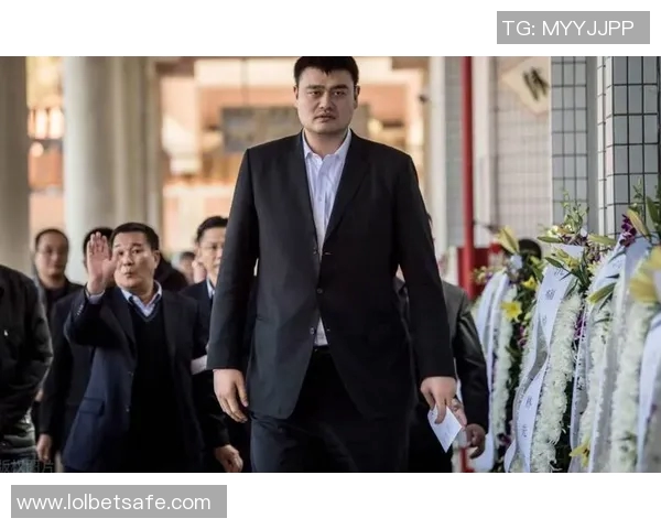 姚明叔叔长得高大威猛仿佛篮球场上的巨人让人惊叹不已