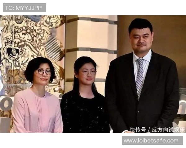 姚明爸爸上街购物引发热议网友纷纷点赞其亲民形象与温暖举动