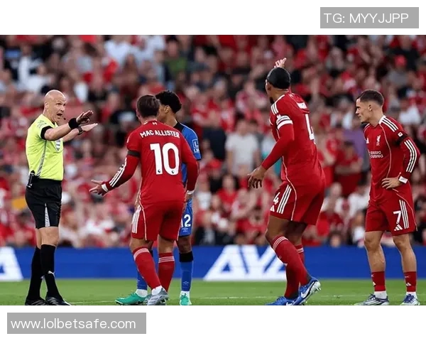 足总杯精彩对决多特蒙德狂胜那不勒斯帽子戏法引发争议判罚热议