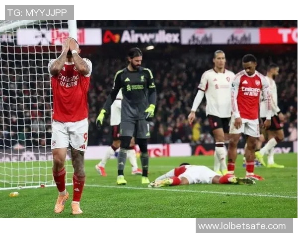 西甲激战阿森纳与多特蒙德握手言和神扑瞬间成焦点引发全场热议 西甲激战阿森纳与多特蒙德握手言和神扑瞬间成焦点引发全场热议